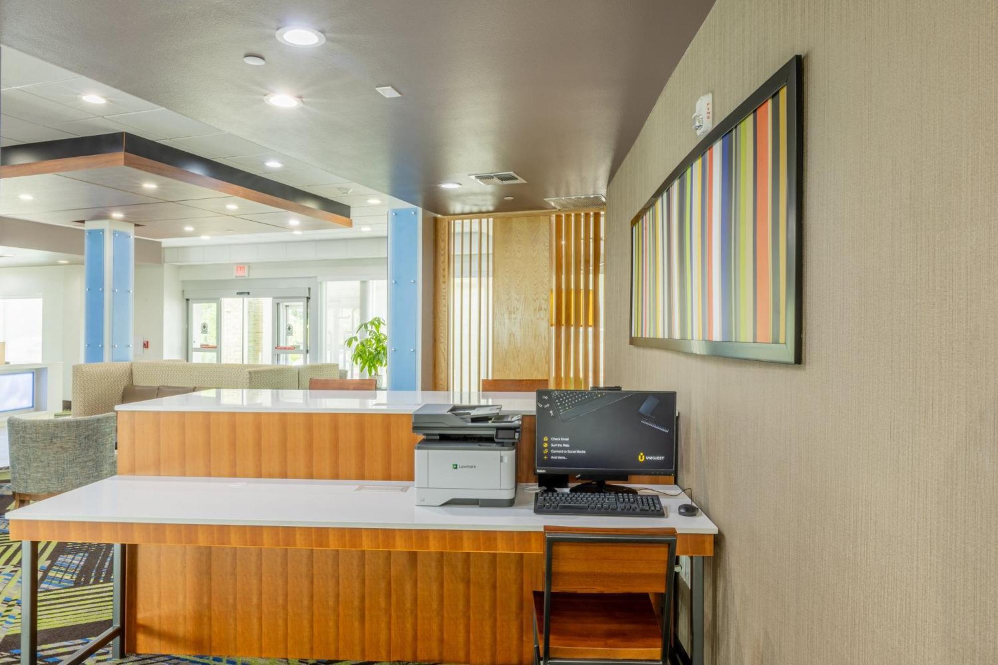 Holiday Inn Express & Suites - Lindale By Ihg Exterior photo