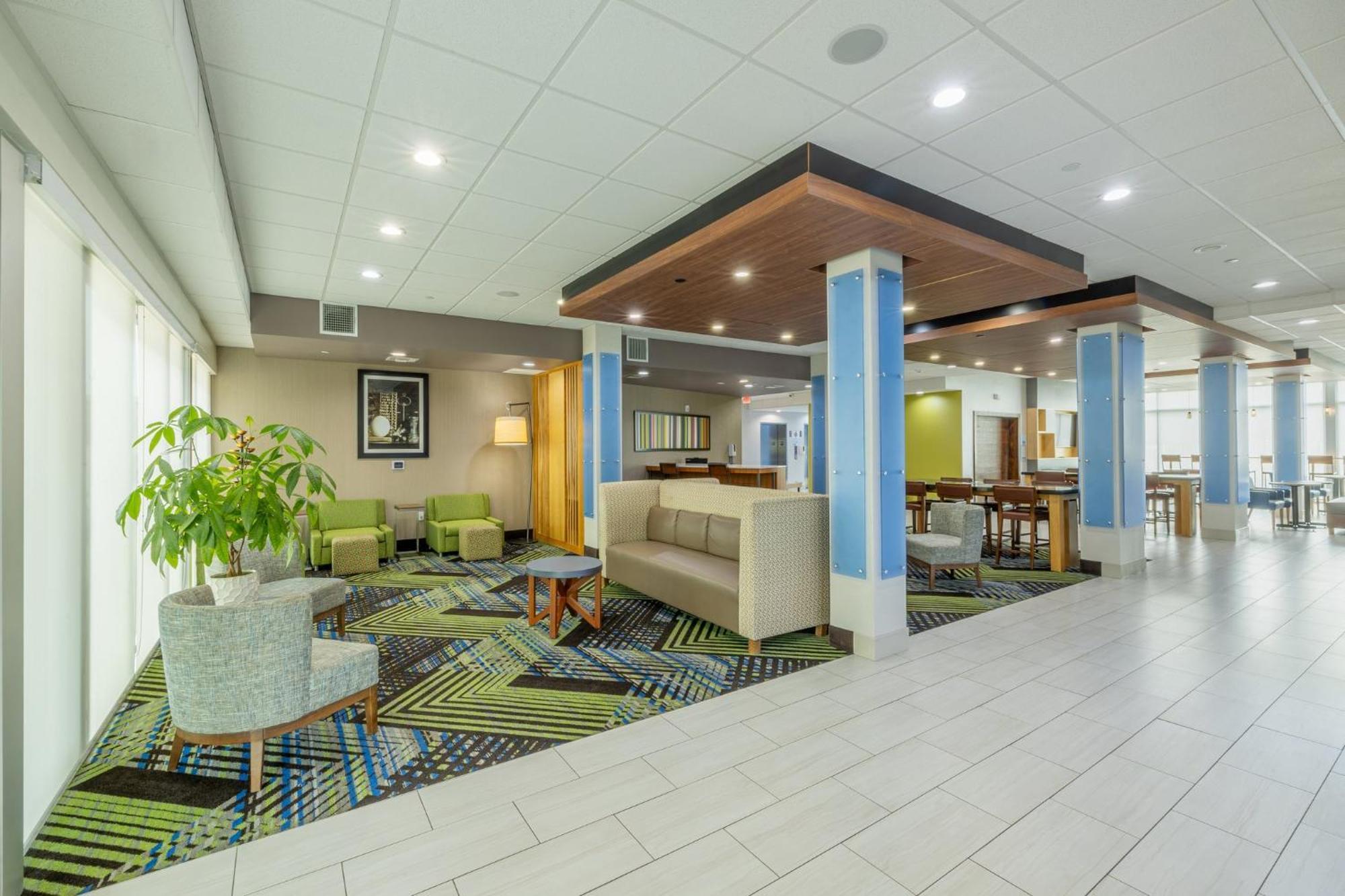 Holiday Inn Express & Suites - Lindale By Ihg Exterior photo