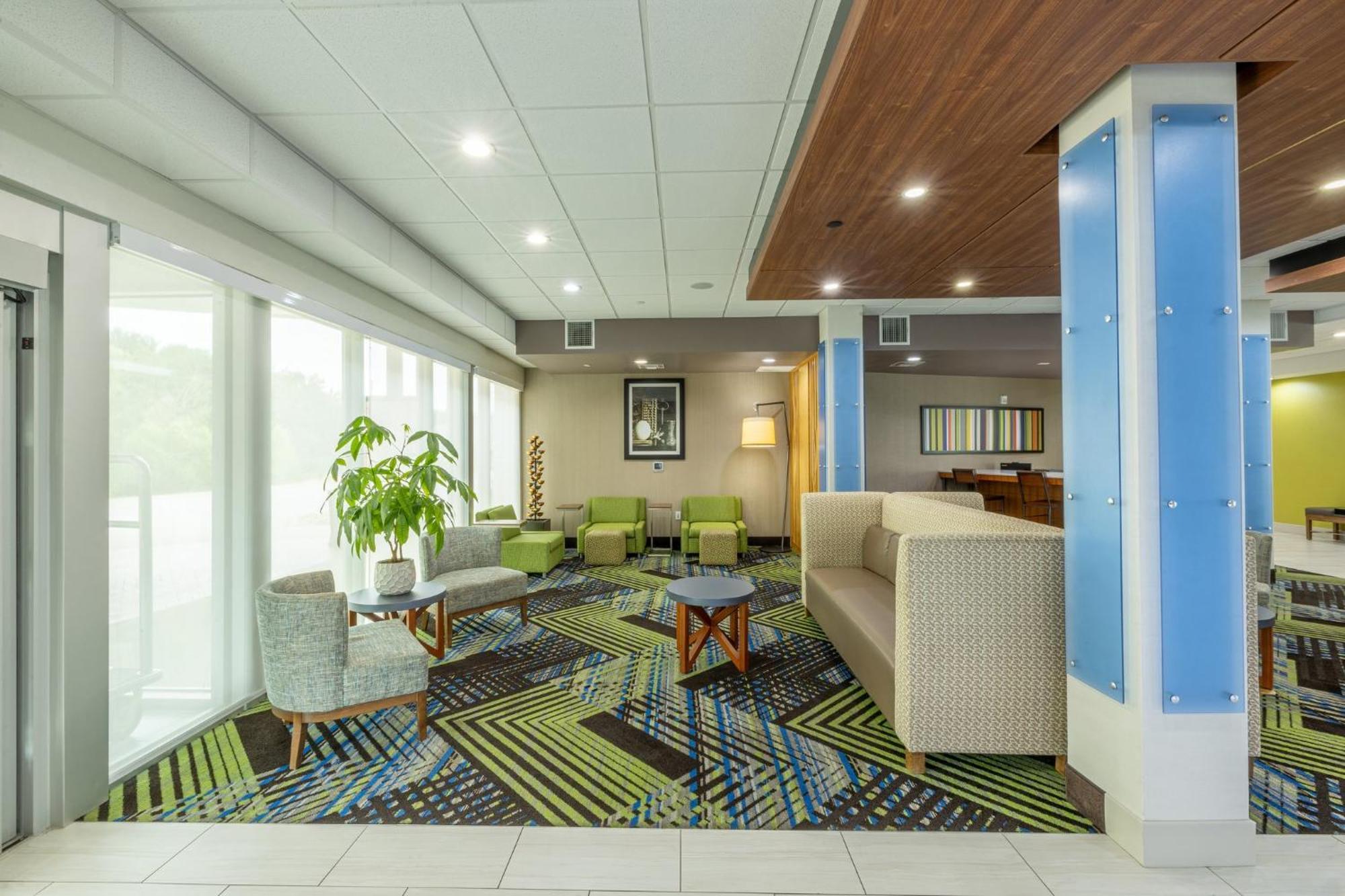 Holiday Inn Express & Suites - Lindale By Ihg Exterior photo