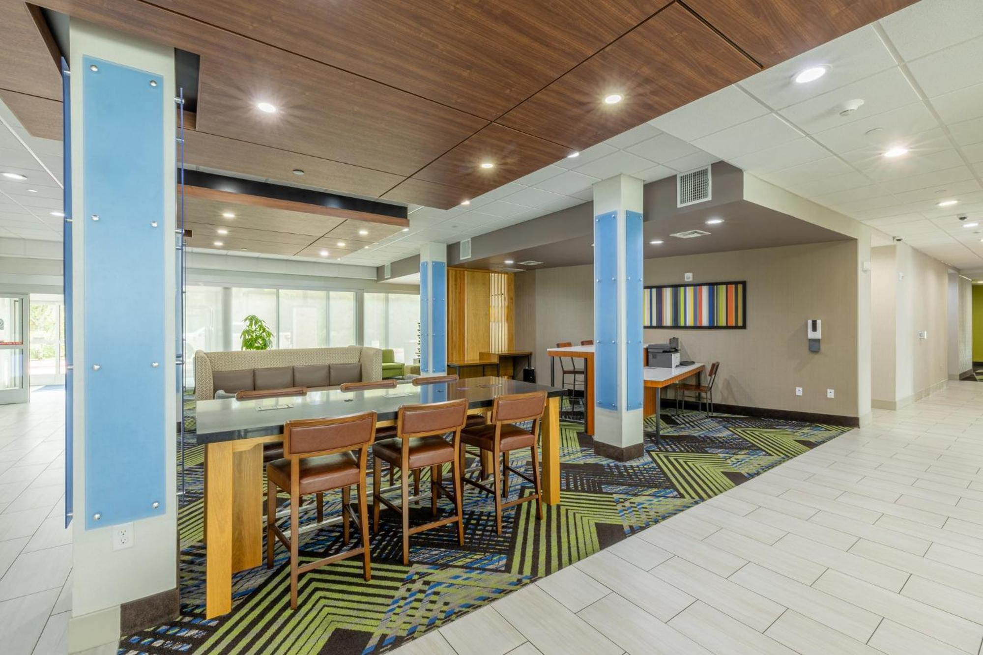 Holiday Inn Express & Suites - Lindale By Ihg Exterior photo