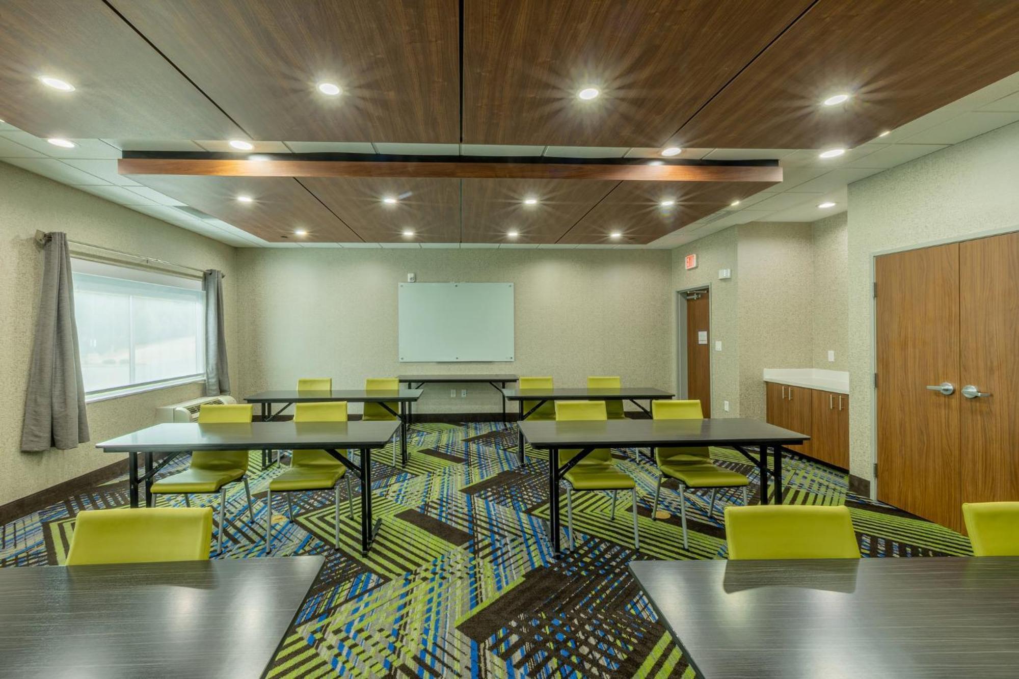 Holiday Inn Express & Suites - Lindale By Ihg Exterior photo