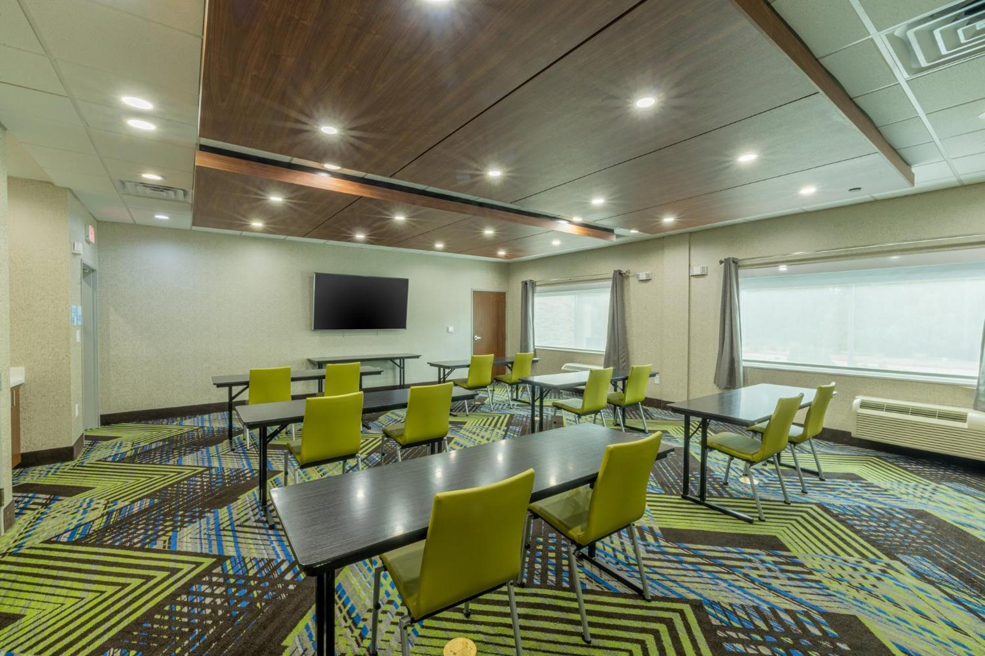Holiday Inn Express & Suites - Lindale By Ihg Exterior photo
