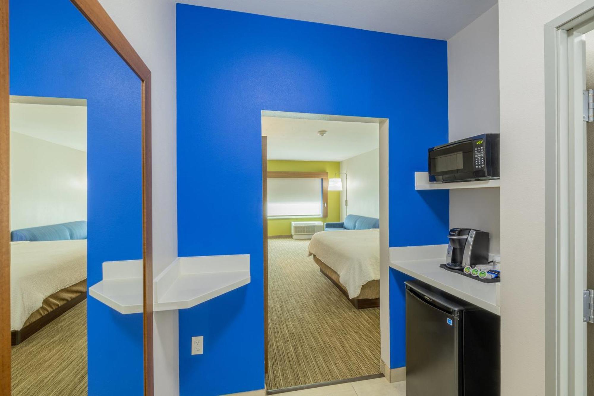 Holiday Inn Express & Suites - Lindale By Ihg Exterior photo