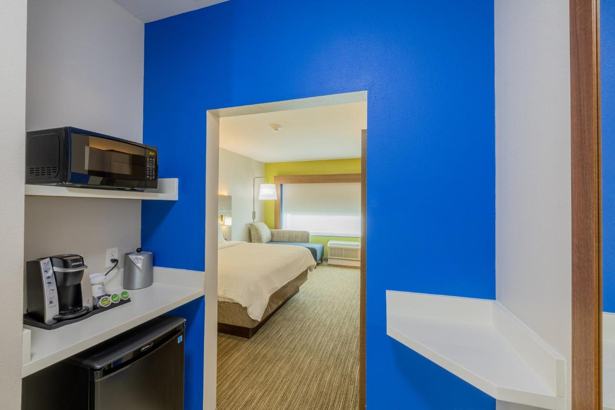 Holiday Inn Express & Suites - Lindale By Ihg Exterior photo